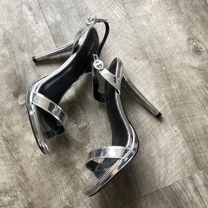 ! Lola shoetique /miss Lola silver metallic sandal